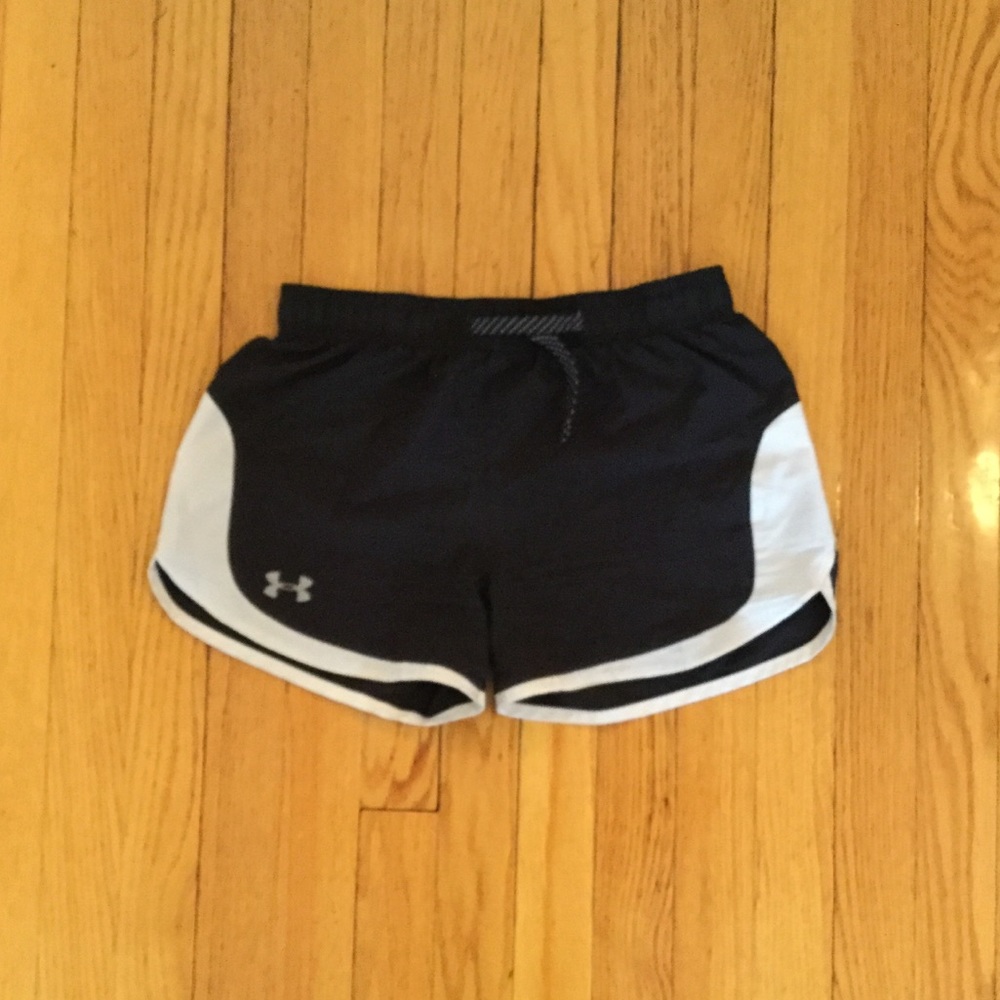 Girls black Under Armour shorts size size large